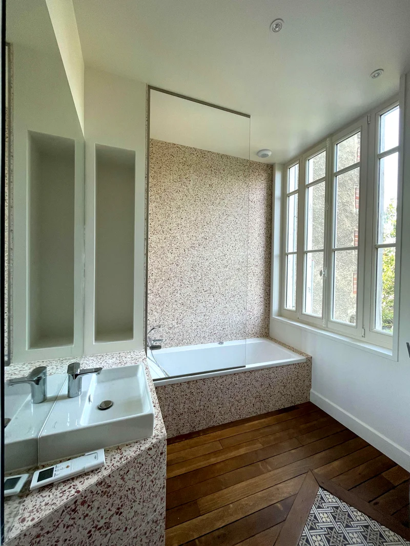 Salle de bains rénovée avec matériaux d'origine restitués – projet Accueillir, Reims
