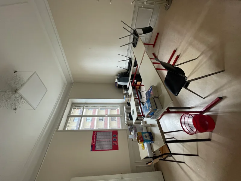 Chambre avant rénovation, revêtements dégradés – projet Accueillir, Reims